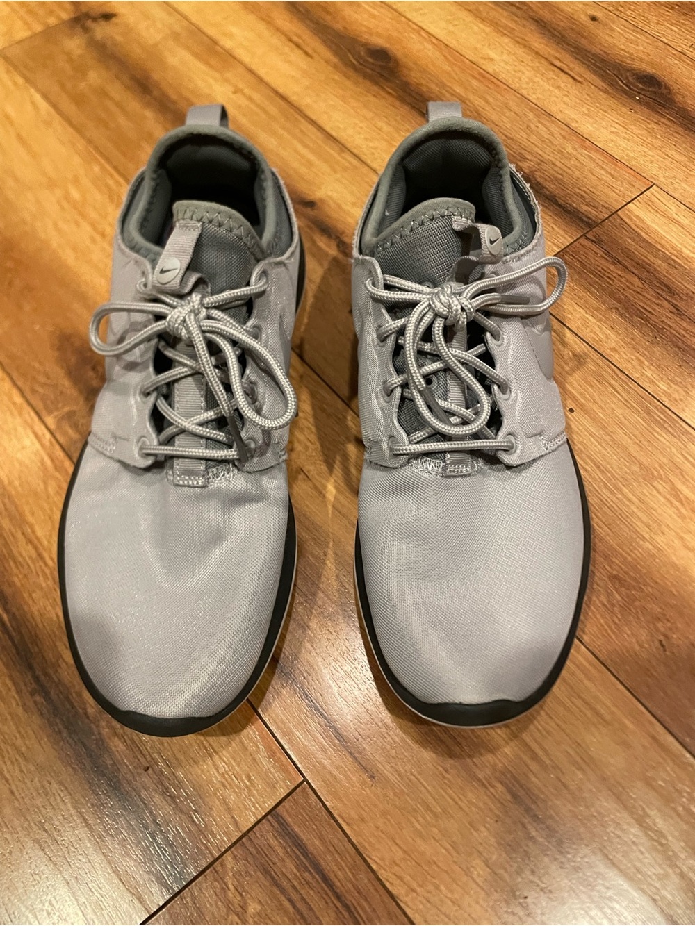 Nike Roshe Light Gray Low-Top Sneakers with Black Midsole Stripe